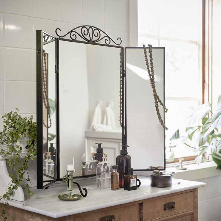 IKEA PRESS KIT /ΦΕΒΡΟΥΑΡΙΟΣ 2016 / 62 PH131475 KARMSUND καθρεφτεσ Όταν ντυνόμαστε είναι ιδιαίτερα χρήσιμο να έχουμε κοντά στον καθρέφτη τα ρούχα μας και τα αξεσουάρ μας.
