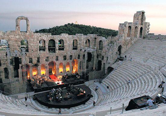 Το θέατρο της Επιδαύρου και ο χρυσός αριθμός Φ Κάποια θέατρα ήταν ασυνήθιστα μελετημένα κατασκευαστικά. Σαν παράδειγμα το μεγάλο θέατρο της Επιδαύρου κατασκευάστηκε στο τέλος του 4ου αιώνα π.χ. και το πάνω διάζωμα προστέθηκε στα τέλη του 3ου π.