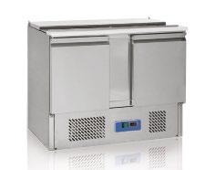Ψυγεία σαλατών Ανοξείδωτο ψυγείο σαλατών COOLHEAD. Τεχνικά χαρακτηριστικά: Ηλεκτρονική ένδειξη της θερμοκρασίας. Χωρητικότητα πόρτας GN1/1. Χωρητικότητα ψυχόμενης υποδοχής: 3 x GN1/3 ή 6 x GN1/6.