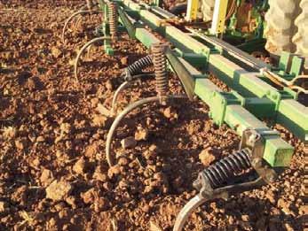 מיכון והנדסה מחקר ופיתוח חלופות לממשק עיבודים בגדולי שדה עגבניה לתעשייה על כרב חיטה לגרעינים )גד"ש מולדת 2013( שגיא מרק, אמנון ליסאי וצוות גד"ש מולדת מבוא בעבודת תצפית זו נשאלו שתי שאלות עיקריות: