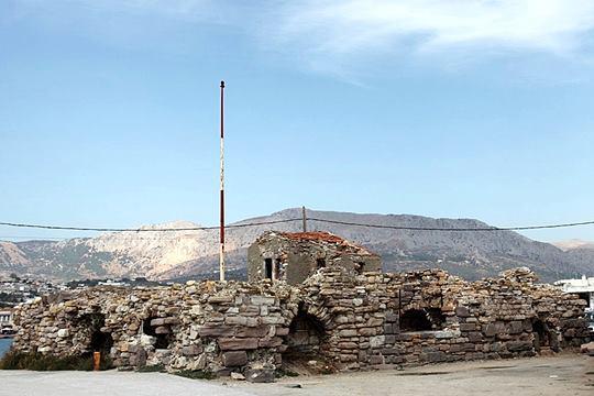 Νότια της παλαιάς ιχθυόσκαλας βρίσκεται το «Μνημείο Μπούρτζι», συνολικής επιφάνειας 360τμ., εξίσου ιδιοκτησίας Ελληνικού Δημοσίου και χρήσης Δ.Λ.Τ. Χίου.