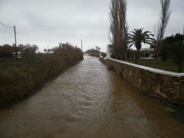 Σχήμα 7.26: Πλημμυρισμένος δρόμος στον Άγιο Γεώργιο (Πηγή: http://www.cycladesvoice.gr/?aid=315