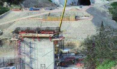 ικανότητας του οδοστρώµατος σε επιλεγµένες περιοχές, µαζική αντικατάσταση και ενίσχυση πεπαλαιωµένων και κατεστραµµένων στηθαίων ασφαλείας, βελτίωση της κατακόρυφης σήµανσης, ανανέωση της