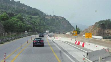 διαχωρίζονται µε ειδικά κολωνάκια τοποθετηµένα στο µέσο µιας ενδιάµεσης ζώνης πλάτους 60 εκ.
