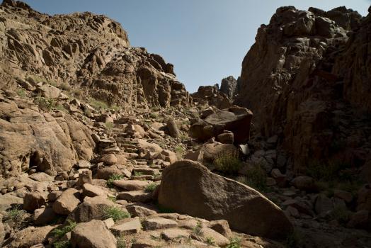 Αρχαία σκαλοπάτια οδηγούν μοναχούς και προσκυνητές
