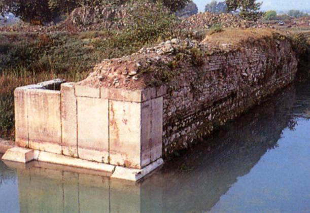 Ο οχυρωματικός περίβολος της πόλης του Δίου είχε κανονικό τετράγωνο σχήμα και ακολουθούσε το πολεοδομικό σχέδιό της.