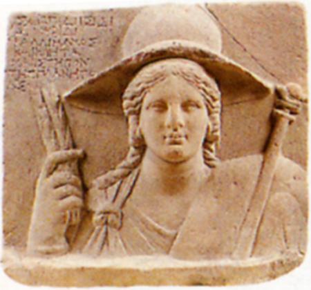 Το ανάγλυφο της θεάς Ίσιδας με στάχυα και σκήπτρο στα χέρια, το οποίο βρέθηκε στο ιερό της Ίσιδας στο Δίο.