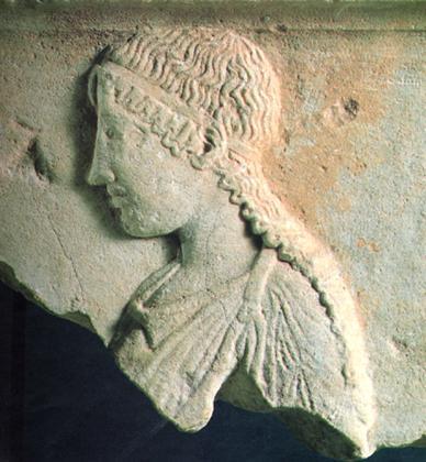 Επιτύμβια στήλη νεαρής κοπέλας από το βόρειο νεκροταφείο του Δίου, μέσα 5ου αι. π.χ.