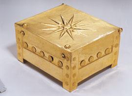 Χρυσή λάρνακα προθαλάμου στον Τάφο του Φιλίππου Β. Περιείχε το χρυσό διάδημα και τα καμένα οστά μιας νεαρής γυναίκας 22-23 χρονών, προφανώς συζύγου του νεκρού βασιλιά.