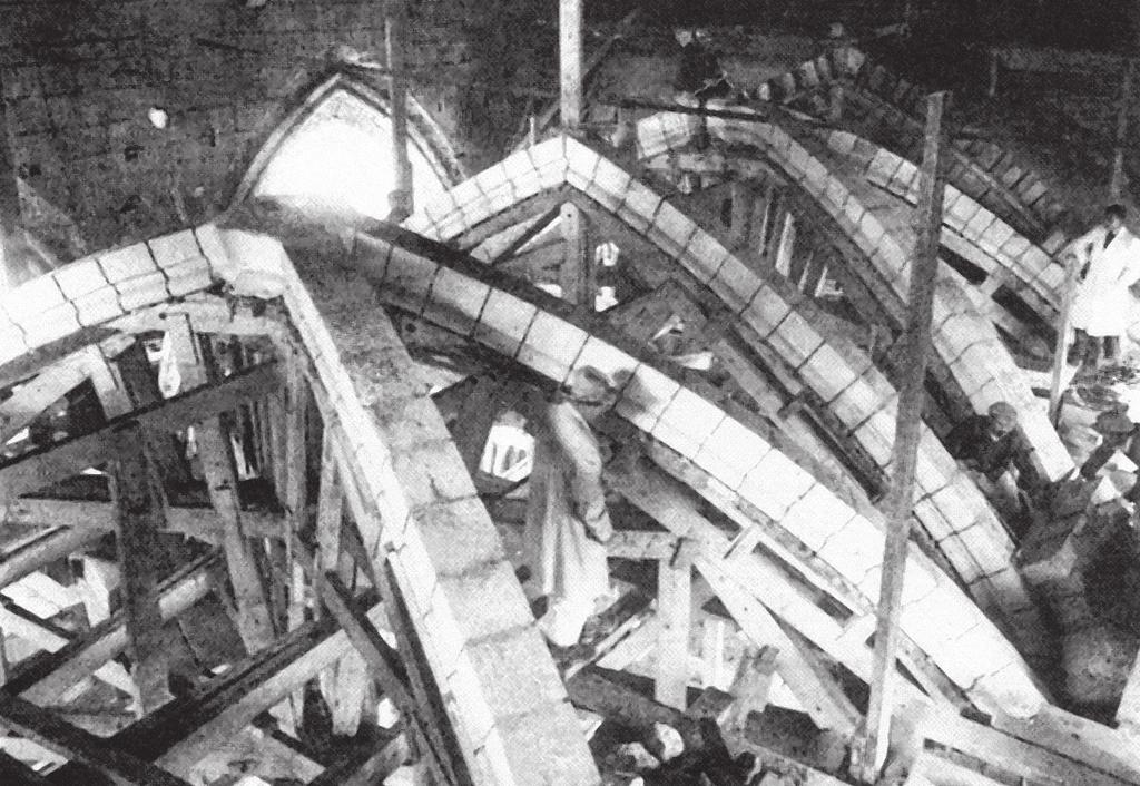 εικ. 8 Αποκατάσταση των τόξων σταυροθολίων στον καθεδρικό ναό της Soissons (Γαλλία), μετά από βομβαρδισμό κατά τον Α παγκόσμιο πόλεμο. αφού τοποθετηθεί ξυλότυπος.