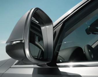 10 Audi Q5 Το κλασικό πρόσωπο της Audi σε νέα ερμηνεία: Η σχεδιασμένη με υψηλή ακρίβεια μάσκα του ψυγείου τύπου Audi Singleframe σε γυαλιστερό μαύρο χρώμα με