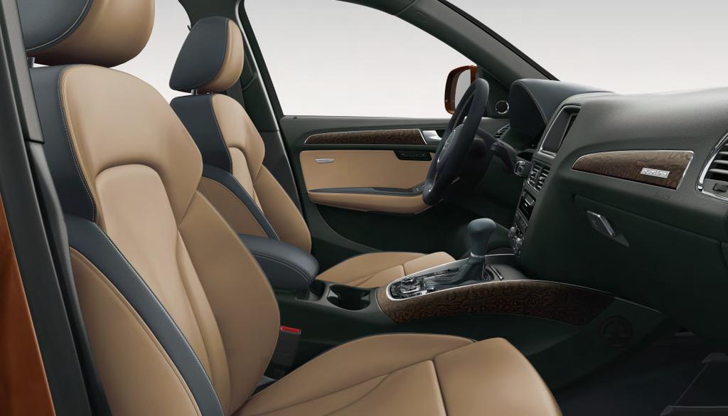Audi exclusive 63 Πακέτο Design σε δέρμα Fine Nappa plus Audi exclusive με Sport καθίσματα εμπρός σε μπλε Smoke/μπεζ Sand με ραφές σε αντίθετη απόχρωση