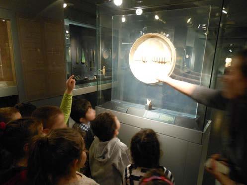 Παρατηρούμε και μιλάμε για το αγγείο των περιστεριών στο Μουσείο Κυκλαδικής Τέχνης Μέσα στην αίθουσα τα παιδιά σχημάτισαν με τα σώμα τους τα βιολόσχημα ειδώλια και τα ειδώλια με διπλωμένα χέρια.