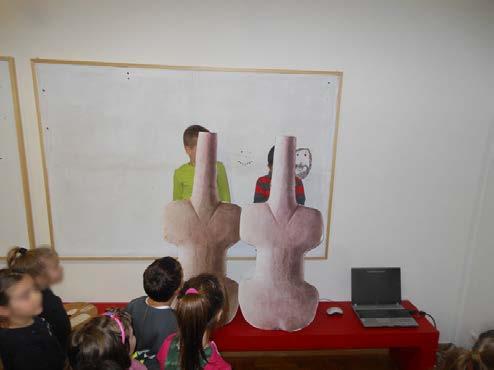 Οι δύο τελευταίες δραστηριότητες είχαν ήδη πραγματοποιηθεί και μέσα στην τάξη πριν την επίσκεψη. Γινόμαστε βιολόσχημα ειδώλια Το πρόγραμμα στο μουσείο ολοκληρώθηκε στον χώρο του παιδικού εργαστηρίου.
