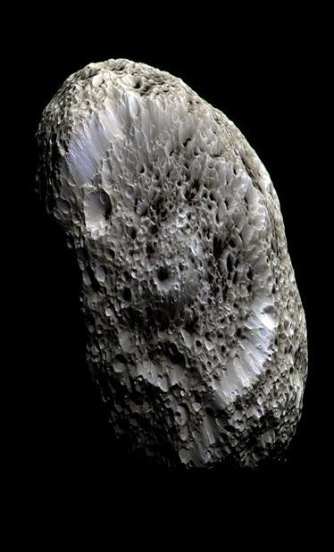 Είναι ένας από τους δορυφόρους του πλανήτη Κρόνου Τα κύρια χαρακτηριστικά του είναι: Μοιάζει με ελαφρόπετρα ή σφουγγάρι Έχει ελλειψοειδές σχήμα Έχει