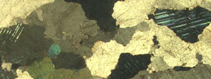 δολομίτης δολομίτης Φωτ. 48. Μικροφωτογραφία του αδρόκοκκου δολομιτικού μαρμάρου από τη θέση Μούργενα της Νήσου Θάσου. Παρατηρούνται ευμεγέθεις κρύσταλλοι δολομίτη. Nicols.