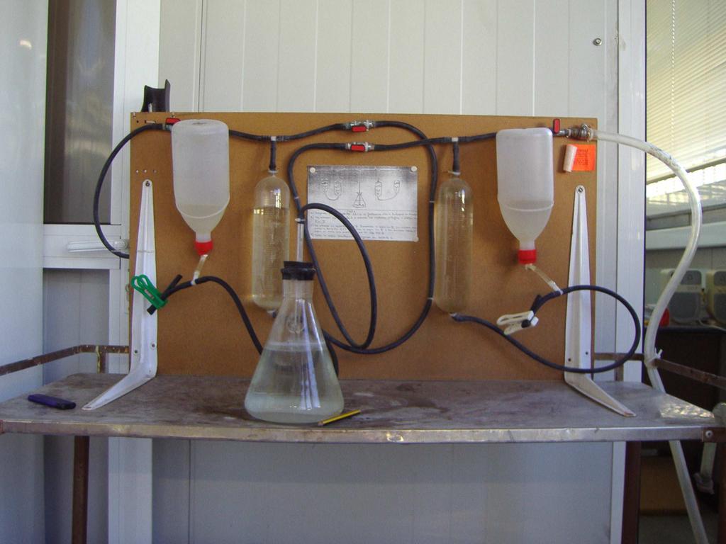 Μέρος του παραγόµενου βιοαερίου διοχετευόταν σε ένα γυάλινο βαθµονοµηµένο δοχείο εκτοπίζοντας ίσο όγκο νερού.