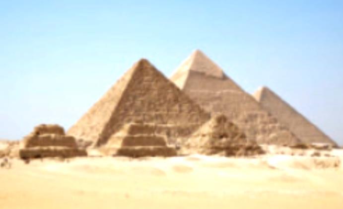 Οι Πυραμίδες της Γκίζας (Αίγυπτος) Οι Πυραμίδες είναι αποτέλεσμα της εργασίας χιλιάδων δούλων. Χιλιάδες δούλοι μετέφεραν τις τεράστιες πέτρες που ήταν το υλικό με το οποίο κατασκευάστηκαν.