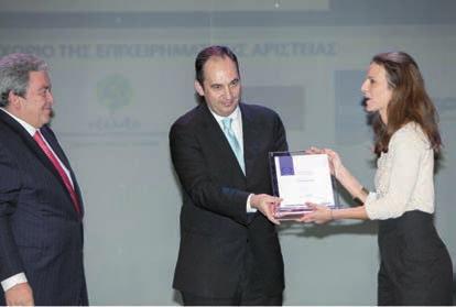 Η κ. Ελπινίκη Στυλογιάννη, HR Manager της ALMI Tankers S.A., παραλαμβάνει το πιστοποιητικό Investors in People από τον τ.