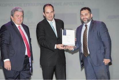 Νατάσα Σπύρου, Group HR Director της Fourlis Holdings S.A., με το το Investors in People, μεταξύ των κ. Κ. Λαμπρινόπουλου και Γ. Πλακιωτάκη.