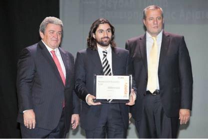 Αλέξανδρος Αντωναράς, Director of Institutional Excellence and Business Services). Η κ. Αγάπη Ζιώγα, Quality & Business Excellence Manager της Vivechrom S.A., παραλαμβάνει από τον κ. Κων.