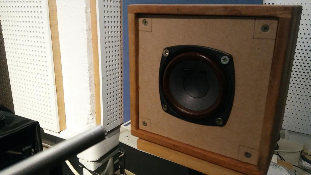 Εικόνα : Μοντέλο μεγαφώνου Fostex 10F05C σε 4Lt. Τα διαγράμματα από τις καταγραφές απόκρισης συχνοτήτων των μεγαφώνων φαίνονται παρακάτω.