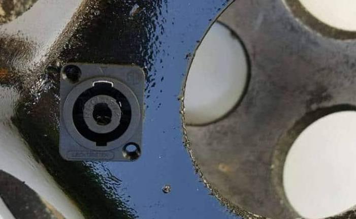 Μία οπή για την τοποθέτηση του βύσματος τύπου speakon για την