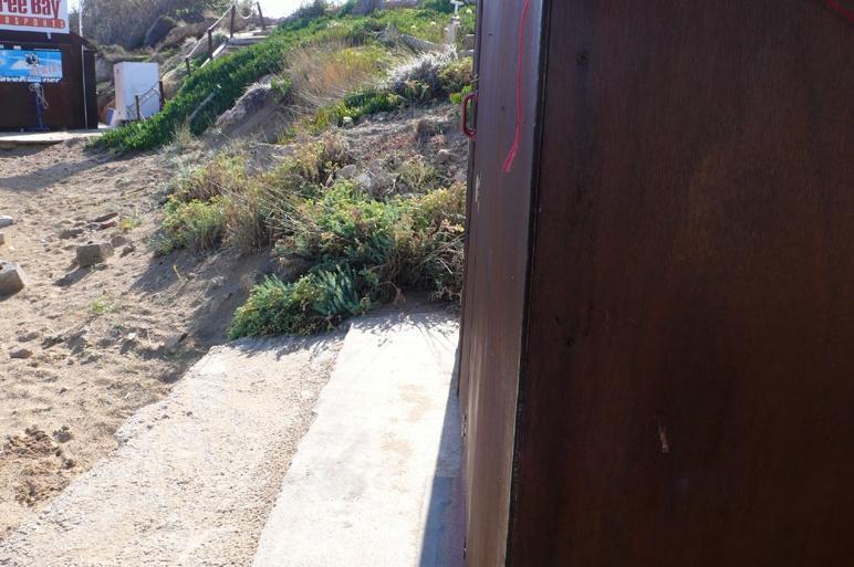 2) Ενώ αριστερά, σε πινακίδα, διαφημίζεται ότι