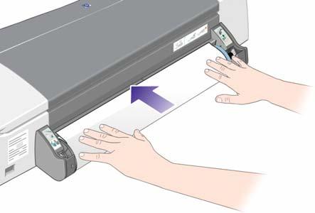 6. Εισαγάγετε την μπροστινή πλευρά του χαρτιού στην πίσω υποδοχή του εκτυπωτή μέχρι το χαρτί να συναντήσει αντίσταση, κρατώντας τις πλευρές του χαρτιού σφιχτά τυλιγμένες, ώστε το χαρτί να μην