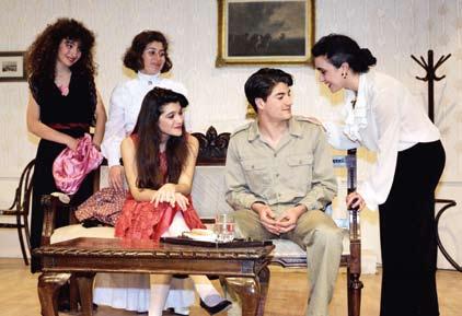 1991 ΕΜΕΙΣ ΚΑΙ Ο ΧΡΟΝΟΣ Τ Ζ Ω Ν Π Ρ Ι Σ Λ Ε Ϋ ΜΕΤΑΦΡΑΣΗ : Λυκούργος Καλλέργης ΣΚΗΝΟΘΕΣΙΑ : Στέλιος Παπαπέτρου ΣΚΗΝΙΚΑ ΚΟΣΤΟΥΜΙΑ : Τζάνετ Παπαπέτρου