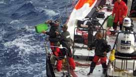 Μετά από έναν...μαραθώνιο συνεννοήσεων με το Rescue Coordination Center/BRAZIL και τον Skipper του ιστιοφόρου για το πού-πώς-πότε, το ZIM MΟNACO έφτασε στο στίγμα την 17.