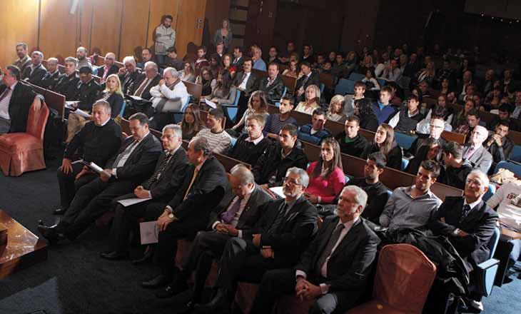 Ο πρόεδρος της Ελληνικής Ολυμπιακής Επιτροπής Σπύρος Καπράλος δήλωσε φανατικός θαυμαστής της ελληνικής κωπηλασίας και εξέφρασε την πεποίθησή του ότι θα φέρει επιτυχίες από τους Ολυμπιακούς αγώνες ενώ