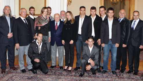κωπηλασία Στον πρόεδρο της Δημοκρατίας τα "χρυσά κουπιά" Τα συγχαρητήρια αλλά και τις θερμές ευχές του πρώτου Πολίτης της χώρας του Προέδρου της Δημοκρατίας Κάρολου Παπούλια δέχθηκαν οι παγκόσμιοι