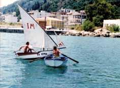 νή, αλλά και μηχανισμός. Μία κωπήλατη βάρκα π.χ. χρησιμοποιεί για μέσον πρόωσης μηχανισμό (τα κουπιά) άρα είναι σκάφος μηχανοκίνητο και θα πρέπει να δώσει προτεραιότητα σ ένα ιστιοπλοϊκό.