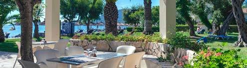Τα κτίρια του ξενοδοχείου έχουν σχεδιαστεί προσεκτικά για να δημιουργούν ένα αρμονικό αποτέλεσμα με θέα τα βουνά της ηπειρωτικής Ελλάδας και τη μαγευτική ανατολή του ηλίου.