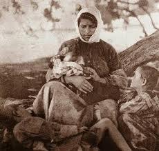 Ο ελληνικός στόλος Στις 11 Σεπτεμβρίου του 1922, δηλαδή δύο ημέρες πριν την έναρξη της καταστροφής της πόλης είχε εκδηλωθεί κίνημα στη Χίο και στη Μυτιλήνη.