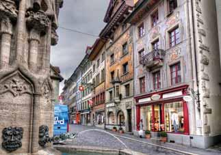 Θα διασχίσουμε τη Λεωφόρο Μπανχοφστράσσε όπου βρίσκονται οι μεγαλύτερες τράπεζες της Ελβετίας και τα μοντέρνα καταστήματα, θα δούμε τον Καθεδρικό Ναό, την Γοτθική Εκκλησία Φραουμνίστερ του 13ου αιώνα