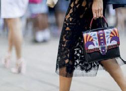 Η σμαραγδί tote την επόμενη χρονιά πήγε με την Ντούμα στην Εβδομάδα Μόδας του Παρισιού και η φωτογραφία που πόσταρε η
