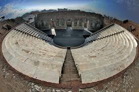 Ο χώρος Ο χώρος που διαλέξαμε ήταν το Ρωμαϊκό Ψδείο διότι έχει την αρχιτεκτονική αρχαίου θεάτρου (σκηνή, ορχήστρα κτλ) στο οποίο στα αρχαία