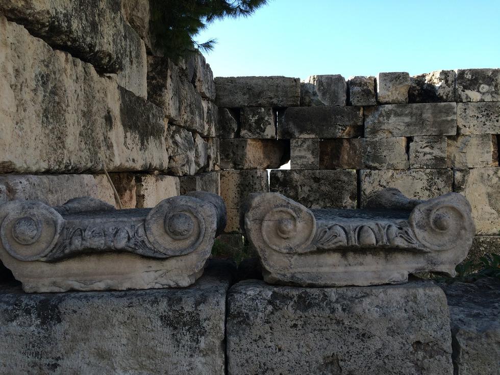 Είναι σημαντικό να μην αγγίζετε τις σκαλιστές πέτρες.