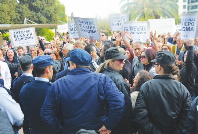 3 Πως μυήθηκες στον Ελληνικό Πολιτισμό. Ήμουν μαθητής στη Νιγηρία όταν έπεσε στα χέρια του μια αγγλική έκδοση της «Αντιγόνης» του Σοφοκλή. Από τότε μέθυσα με το ελληνικό πνεύμα.