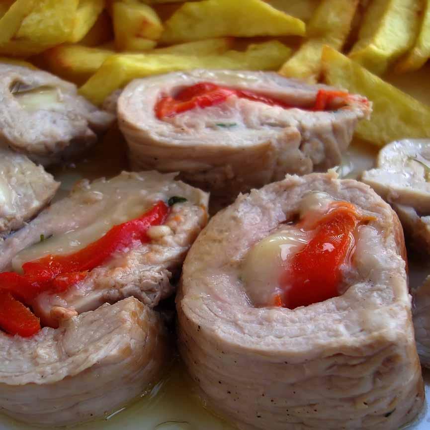 Βάζουμε να βράσουν τα φασόλια με το ελαιόλαδο στη χύτρα ταχύτητος για μισή ώρα. Το νερό πρέπει μόλις να τα σκεπάζει.