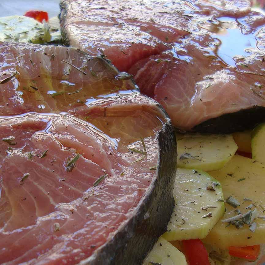 Ψάρι στο φούρνο για δύο άτομα 2 φέτες μαγιάτικο 1 μεγάλο ξερό κρεμμύδι 2 πατάτες 2 κολοκύθια 1 πιπεριά Φλώρινας 2 κουταλιές φρέσκο φασκόμηλο 1 κουταλιά θυμάρι αλάτι μαύρο πιπέρι ελαιόλαδο Θα
