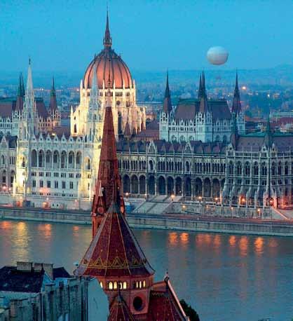 Πανέμορφη, φιλόξενη και «ακουμπισμένη» στις όχθες του Δούναβη, δεξιά η Βούδα κτισμένη πάνω σε χαμηλούς λόφους και αριστερά η Πέστη απλωμένη σε πεδιάδα.