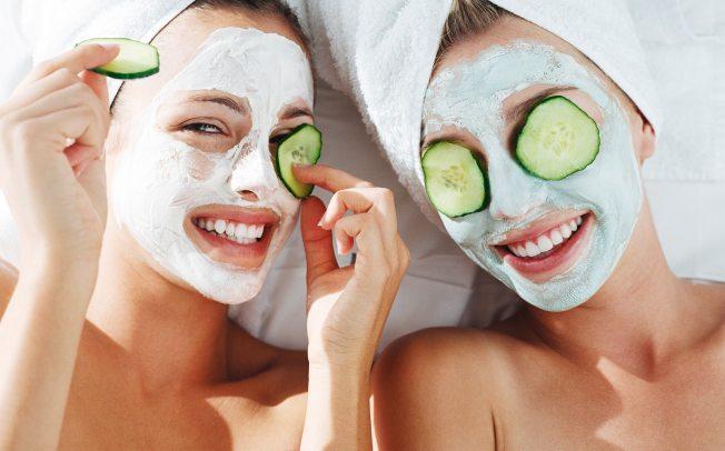Μάσκες προσώπου Οι μάσκες προσώπου μας περιέχουν πολύτιμες δραστικές ουσίες, οι οποίες μπαίνουν στο δέρμα με έναν ιδιαίτερα αποτελεσματικό τρόπο.