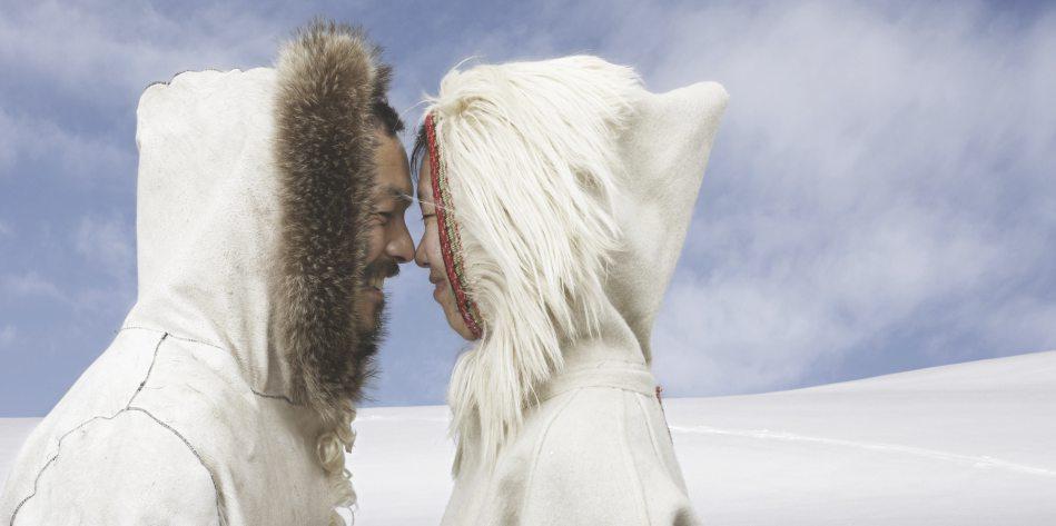 ΣΕΤ ΔΩΡΩΝ Εσκιμώοι Λέγονται οι κάτοικοι των αρκτικών περιοχών της Αμερικής και της Γροιλανδίας, που παρέμειναν απομονωμένοι κατά την περίοδο των μεγάλων μεταναστεύσεων και α- νήκουν