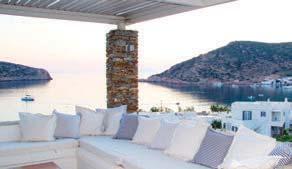 ELIES RESORTS 5* ΒΑΘΥ - ΣΙΦΝΟΣ Το Elies Resorts είναι σκαρφαλωμένο στις παρυφές ενός λόφου δίπλα στη θάλασσα, μέσα σε μια καταπράσινη έκταση 50.000 τ.μ., όπου κυριαρχούν οι ελιές αλλά και άλλα λουλούδια και φυτά που ευδοκιμούν στο μεσογειακό κλίμα.