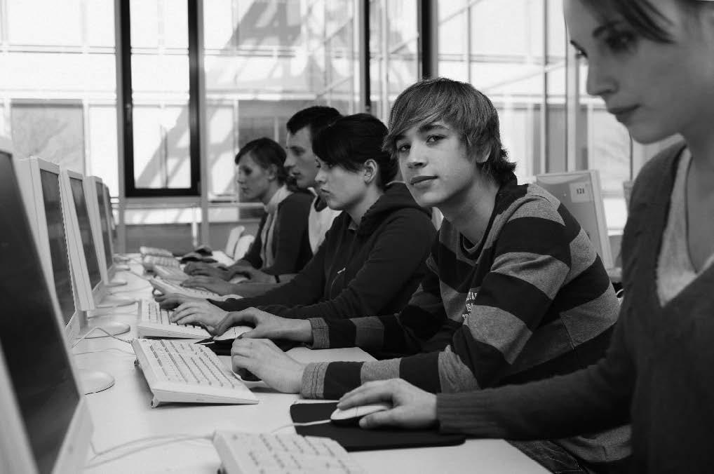 STIMULUS HP6 Topic: What school is like (Source: Stefanie Grewel/Getty Images) 1. Περίγραψε τη φωτογραφία. [Τίποτ άλλο;] 2.