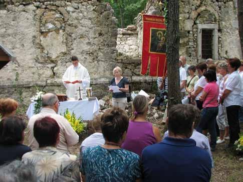 VAŠČANI JABLANICE IN VRBICE OBUDILI POZABLJENO TRADICIJO Letošnji shod so vaščani Jablanice in Vrbice obeležili pri ruševinah cerkve Marije Snežne, ki ležijo nad Jablanico, in tako obudili pred