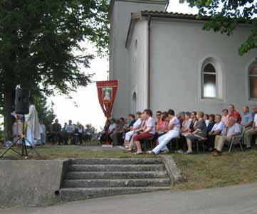 Slovesnosti ob ruševinah cerkve Marije Snežne nad Jablanico se je udeležilo veliko domačinov (foto: Petar Nikolić) V 16.
